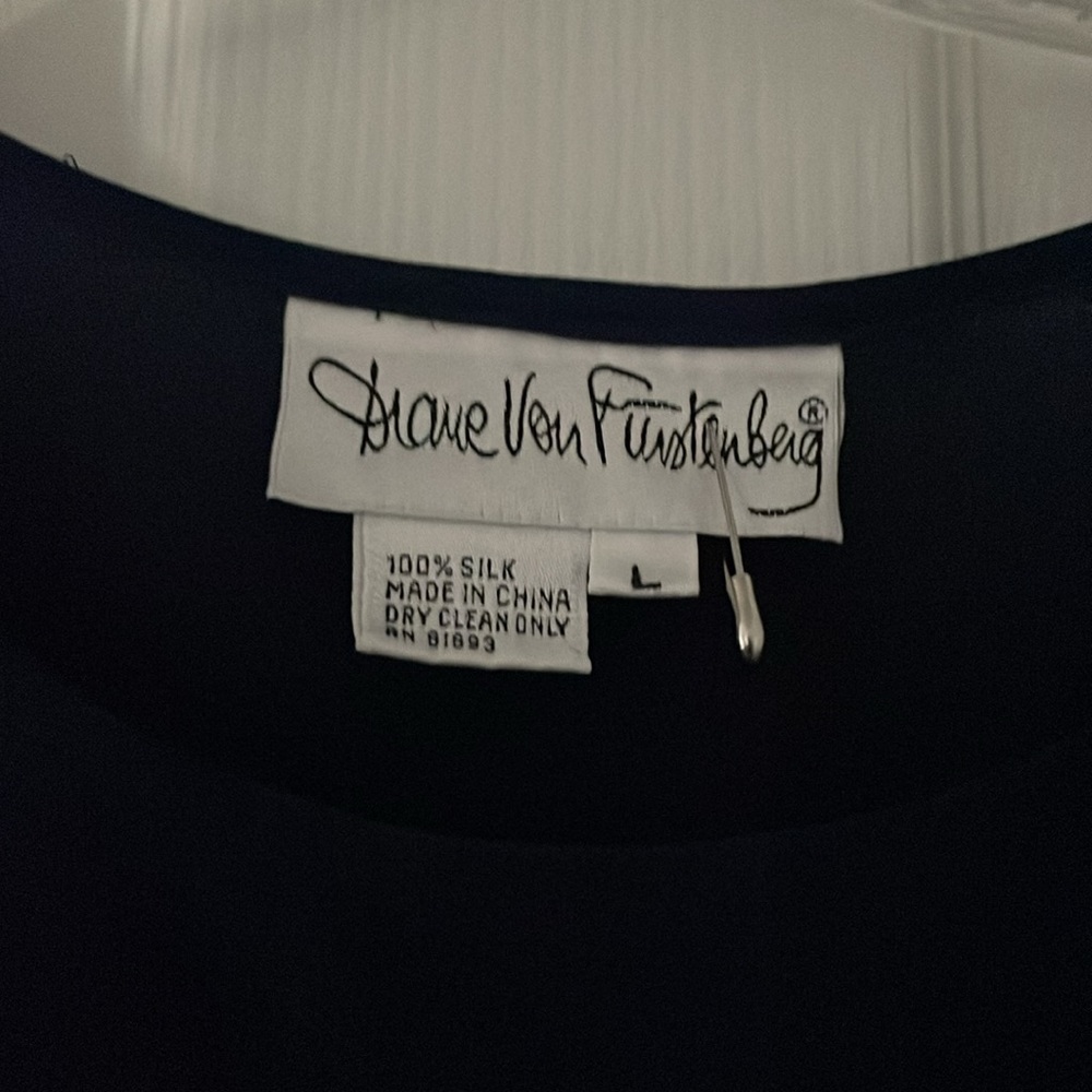 Diane Von Furstenberg EUC Beautiful Silk Floral Blouse Size Large no flaws - Picture 3 of 6